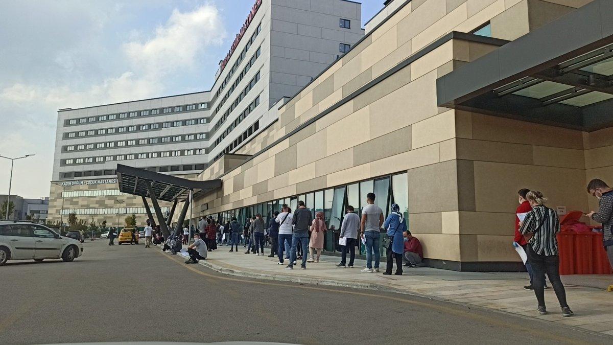 Bursa'da metrelerce koronavirüs kuyruğu