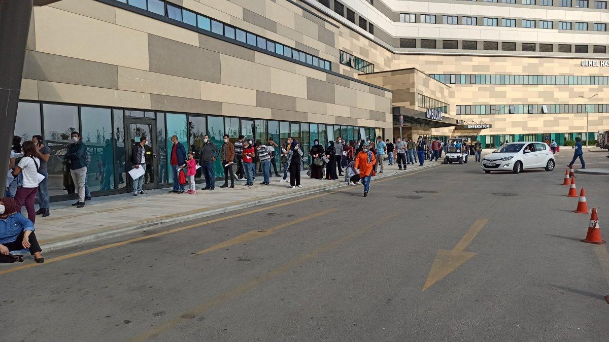 Bursa'da metrelerce koronavirüs kuyruğu