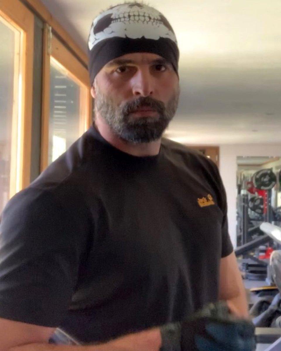 Mehmet Akif Alakurt, araba kullanırken içki içti