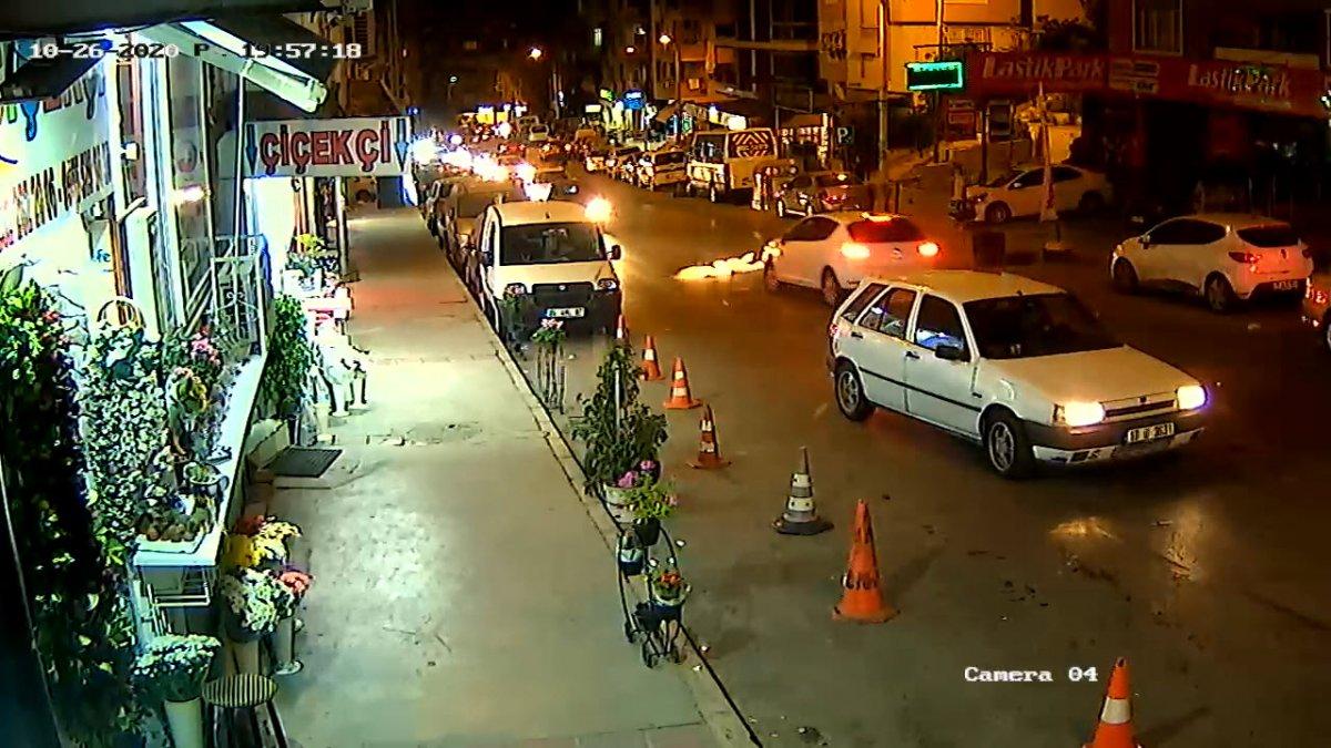 İzmir'de yolun karşısına geçmek isterken otomobil çarptı