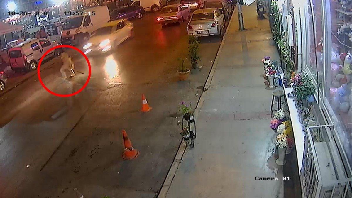 İzmir'de yolun karşısına geçmek isterken otomobil çarptı