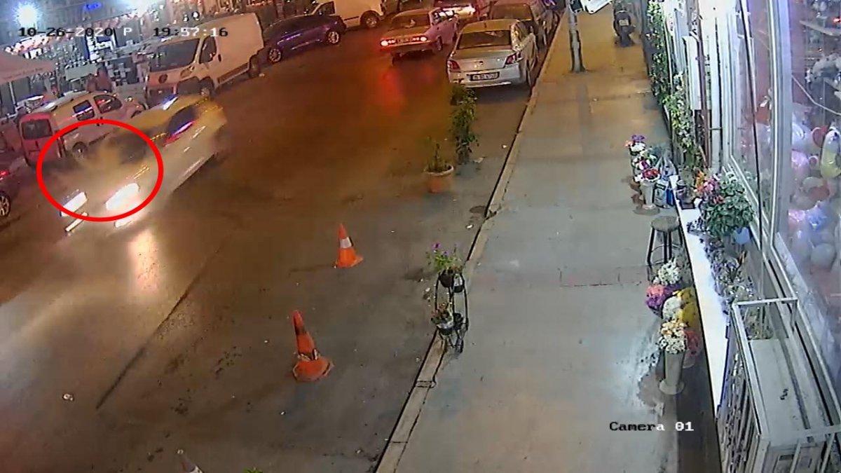 İzmir'de yolun karşısına geçmek isterken otomobil çarptı