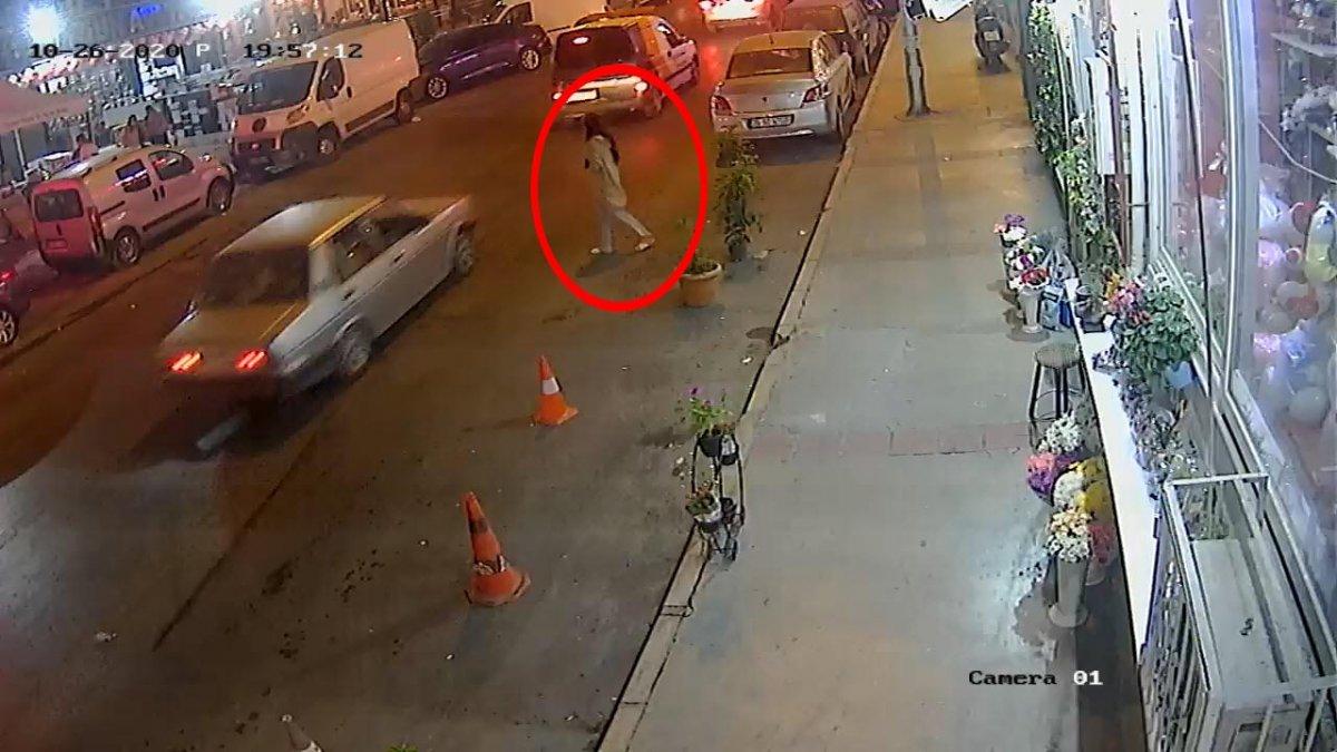 İzmir'de yolun karşısına geçmek isterken otomobil çarptı