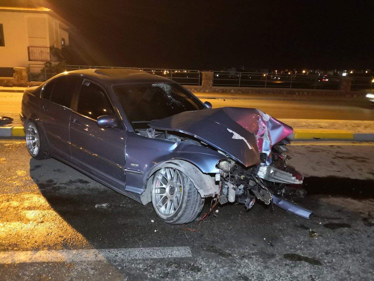 Aksaray'da bir otomobil, aydınlatma direğine çarptı