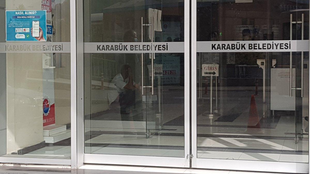 Karabük'te depozitosunu almak için karantinadan çıkıp belediyeye geldi