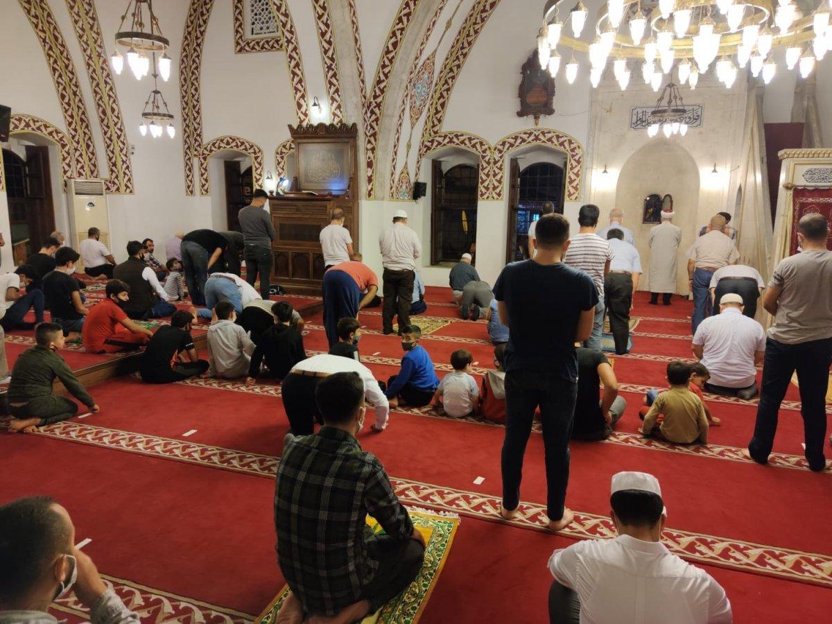 Hatay'da çocuklar kandil heyecanıyla pandemi kurallarını unuttu