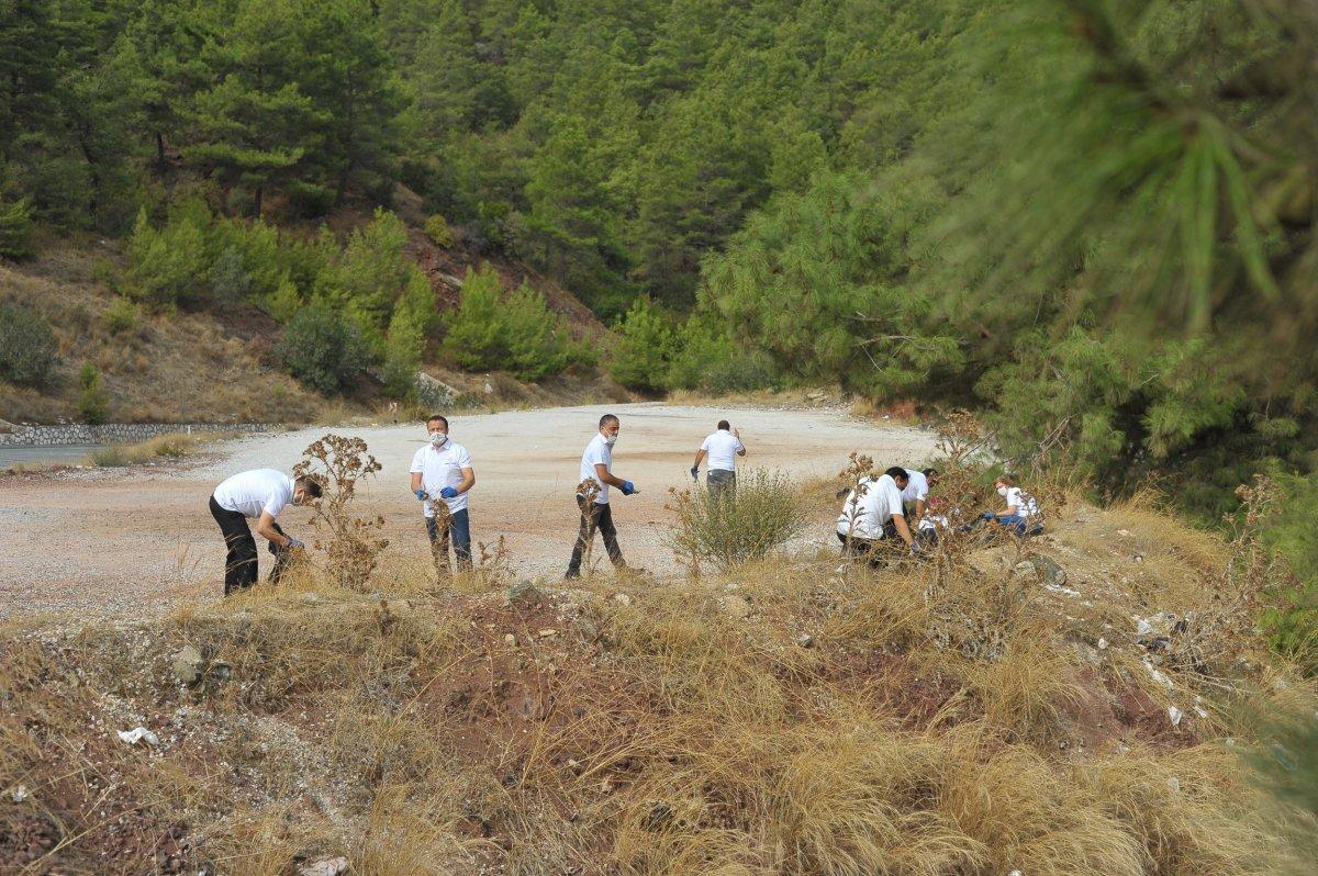 Muğla'da seyir tepesinden 70 torba çöp topladılar