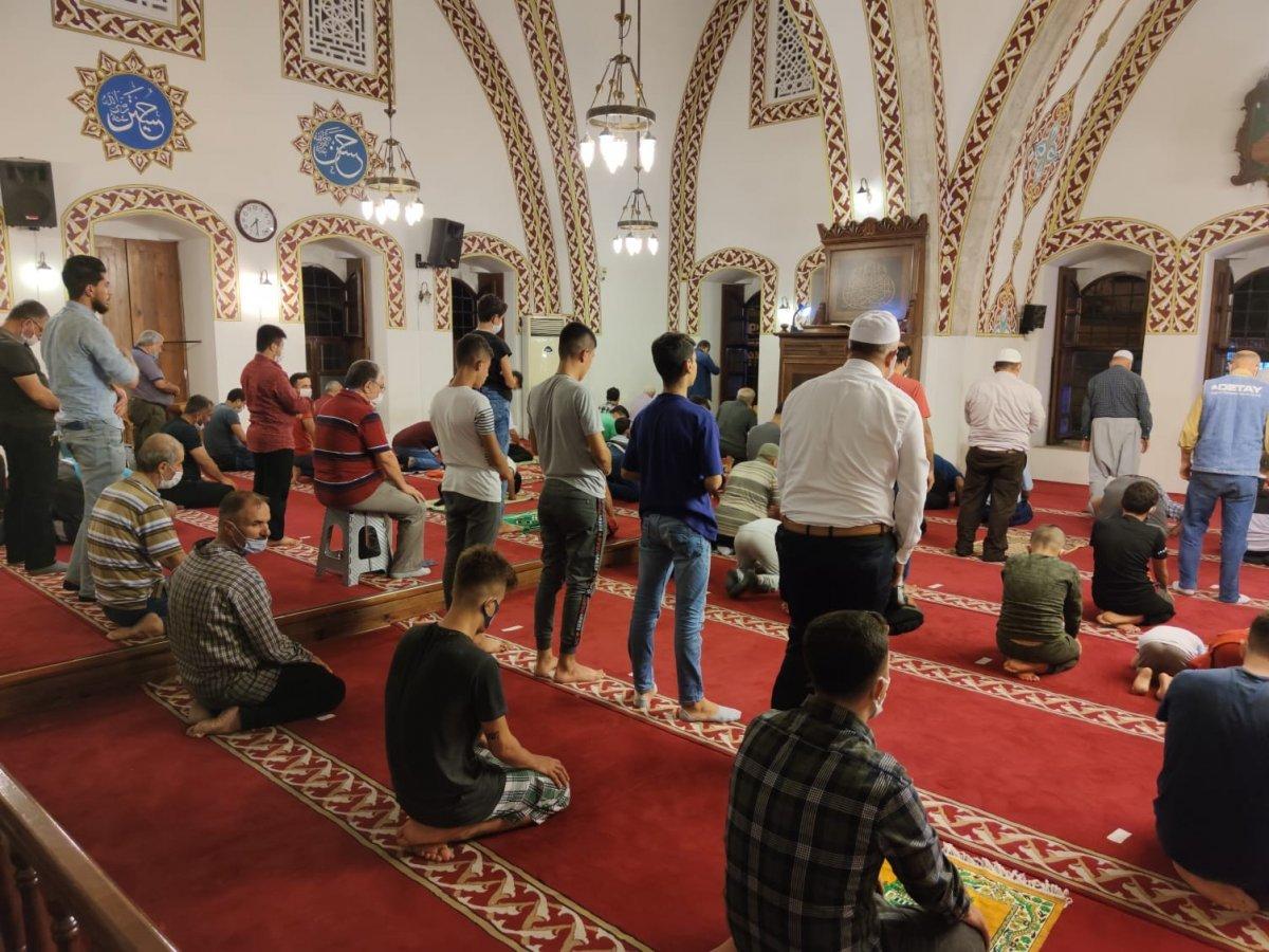 Hatay'da çocuklar kandil heyecanıyla pandemi kurallarını unuttu