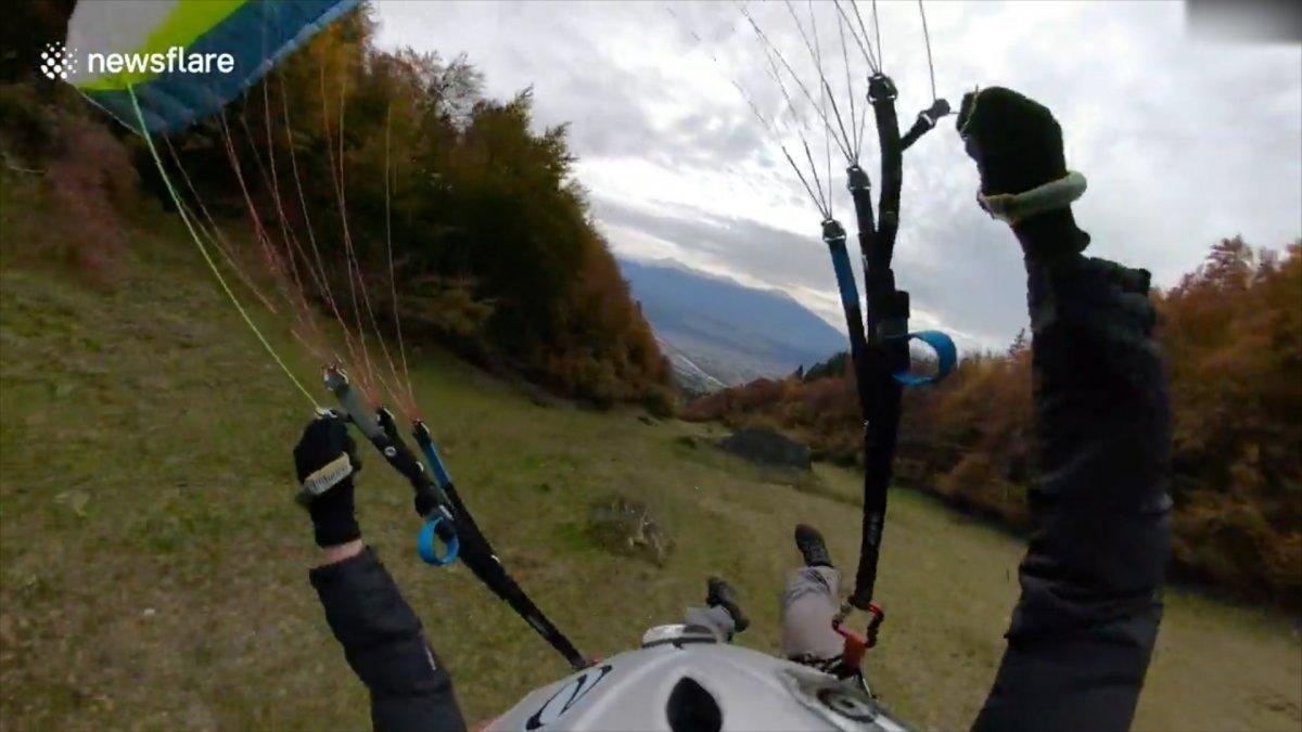Avusturya'da adrenalin bağımlısı pilotun paraşütle uçuşu