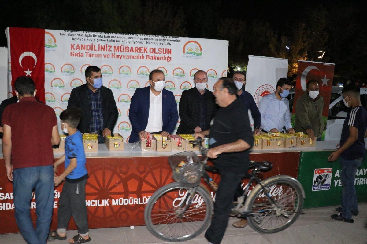 Aksaray’da kandil dolayısıyla cami önünde süt ikram edildi