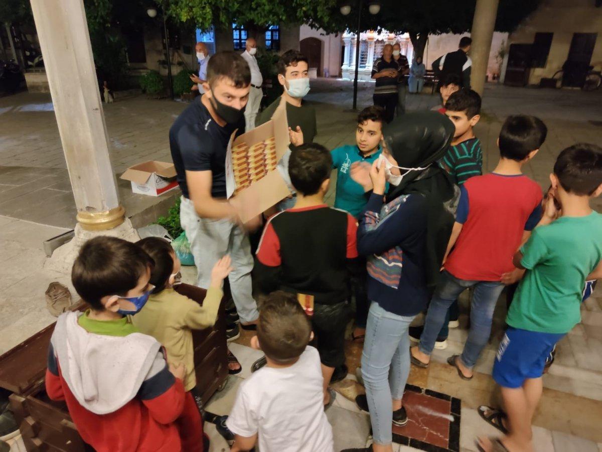 Hatay'da çocuklar kandil heyecanıyla pandemi kurallarını unuttu