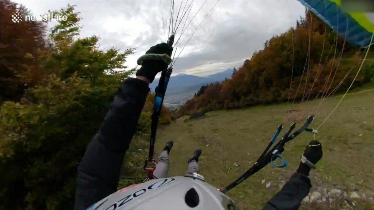 Avusturya'da adrenalin bağımlısı pilotun paraşütle uçuşu