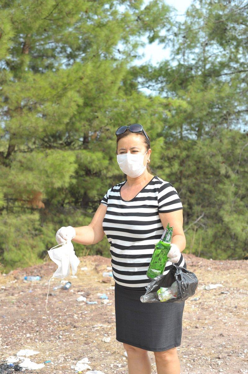 Muğla'da seyir tepesinden 70 torba çöp topladılar