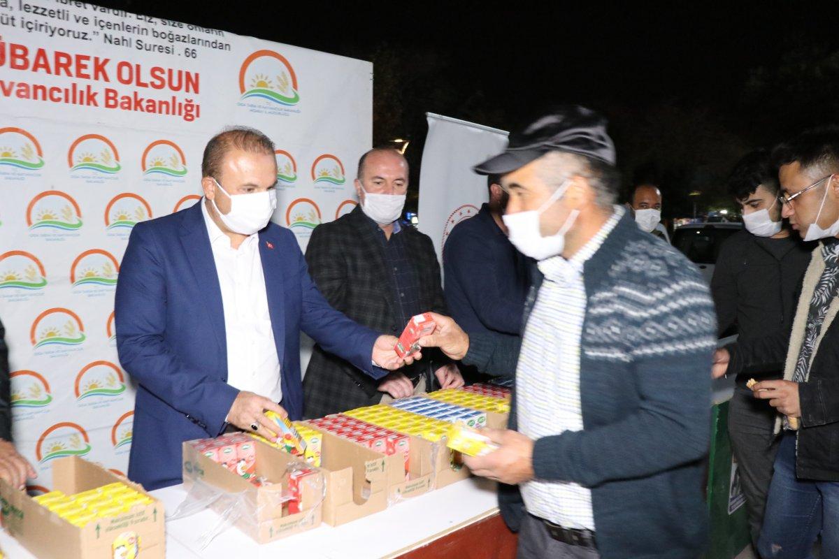 Aksaray’da kandil dolayısıyla cami önünde süt ikram edildi