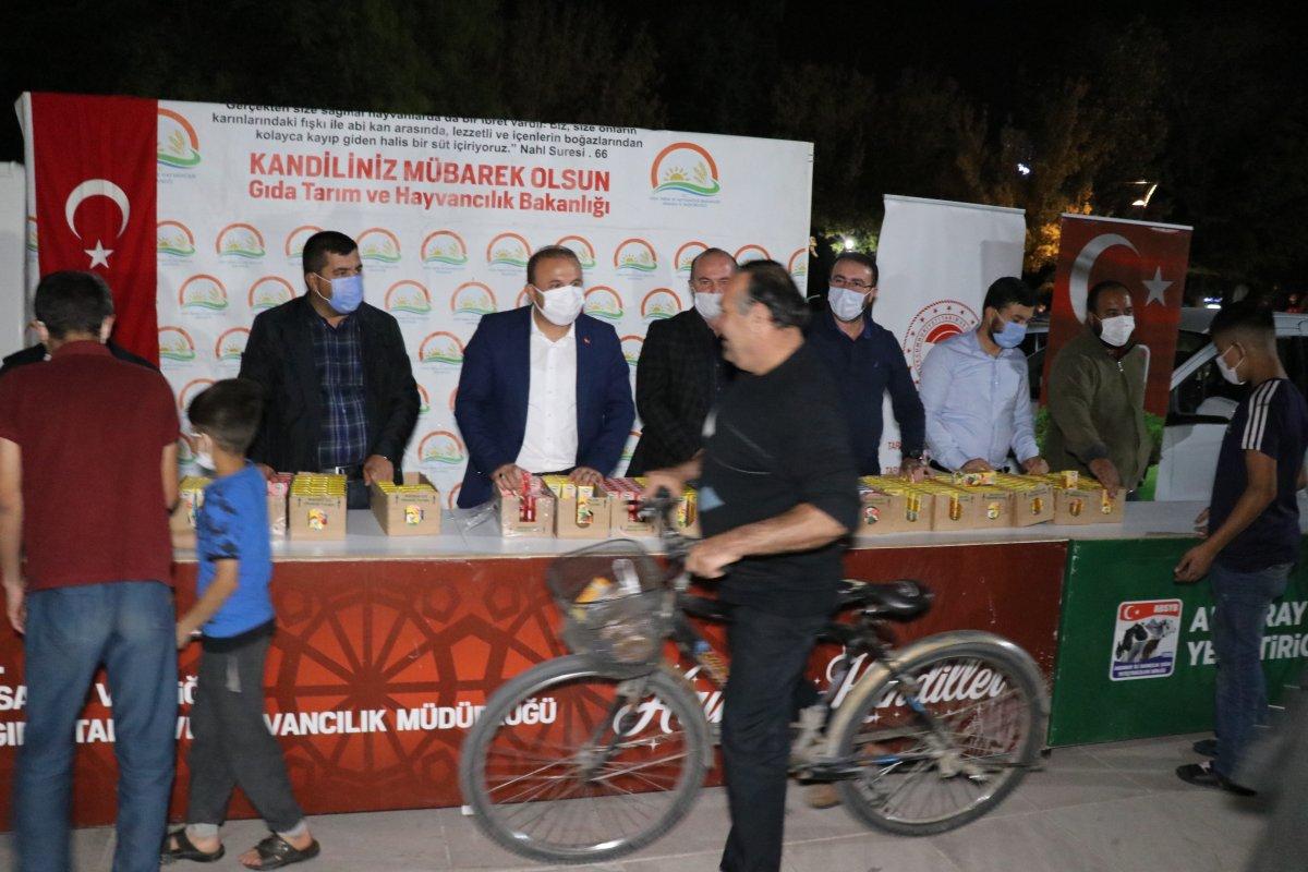 Aksaray’da kandil dolayısıyla cami önünde süt ikram edildi