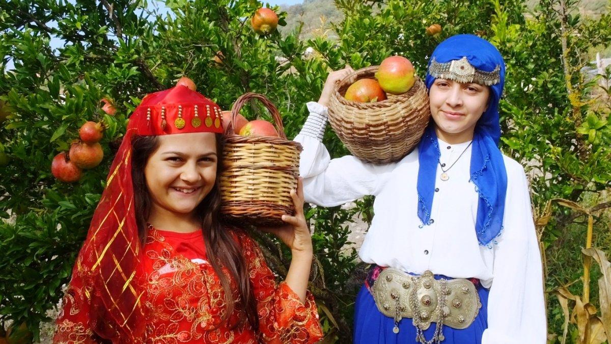 Bigadiç'in Doğançam Mahallesi'nin geçim kaynağı nar