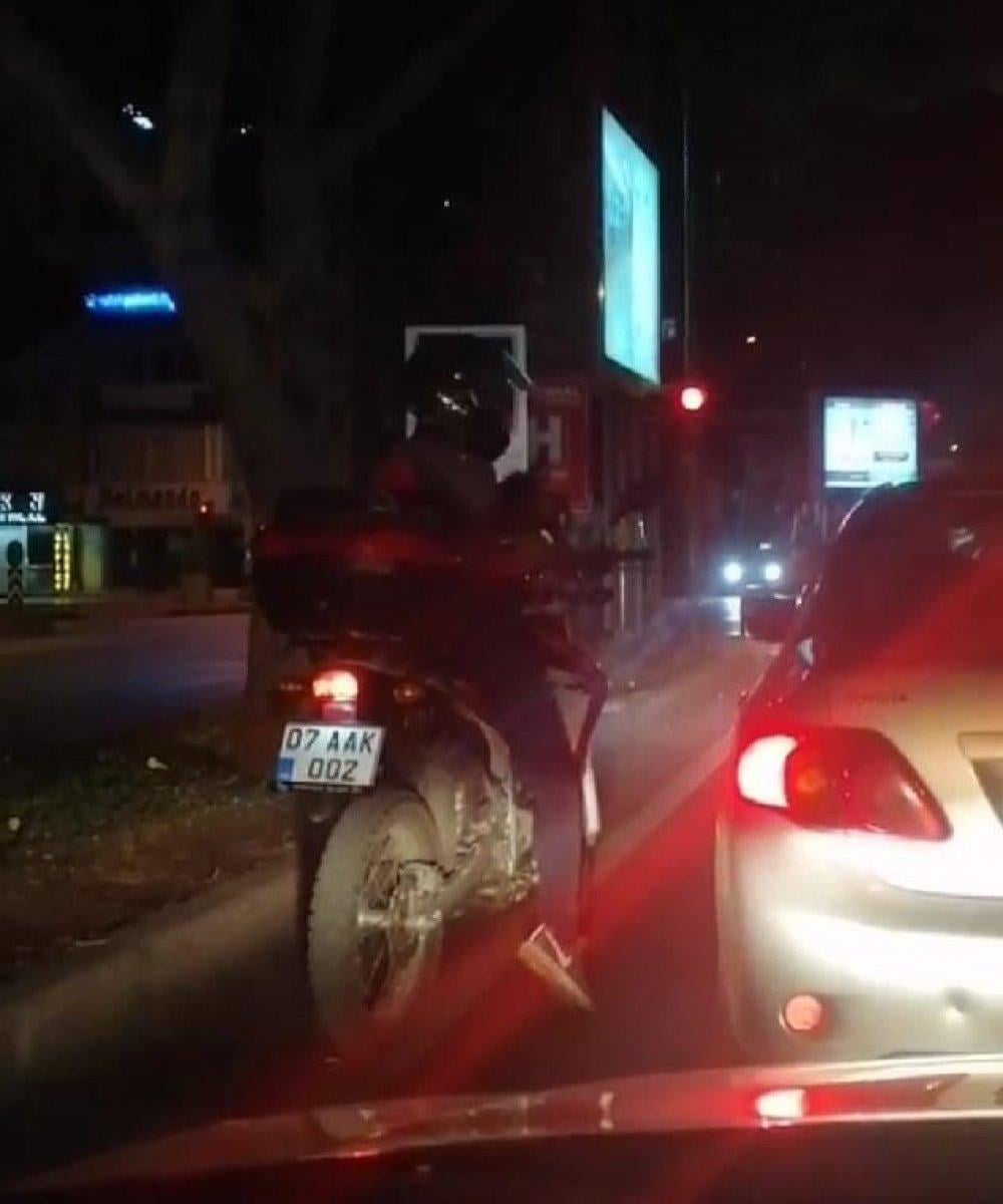 Antalya'da kırmızı ışıkta dans eden motosikletli kamerada