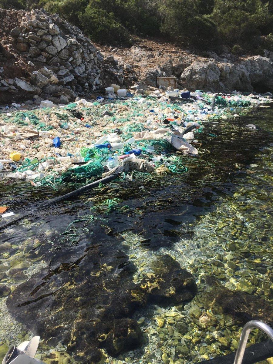 Muğla'da denizin ortasında utandıran manzara