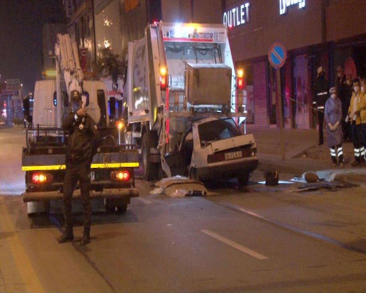 Ankara'da otomobil, çöp kamyonuna ok gibi saplandı: 1 ölü