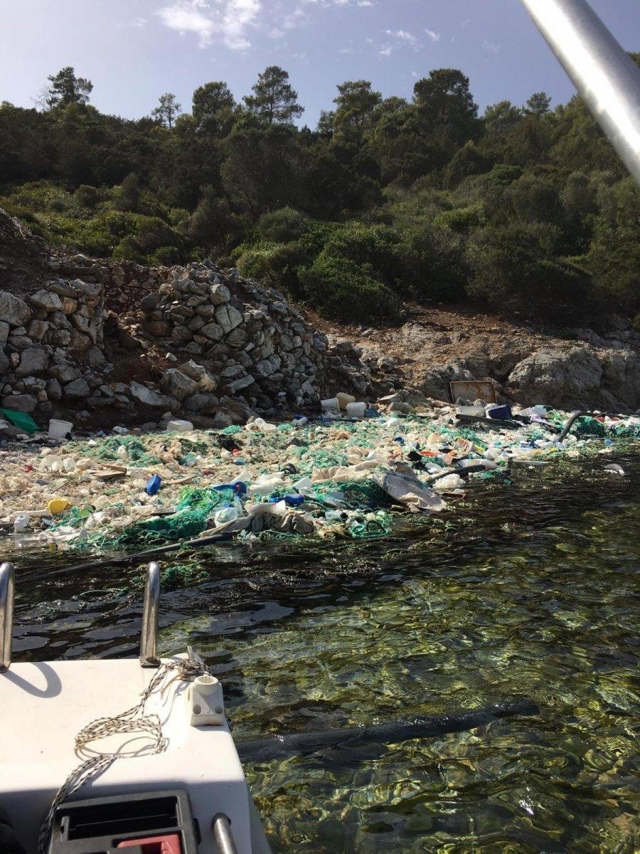 Muğla'da denizin ortasında utandıran manzara