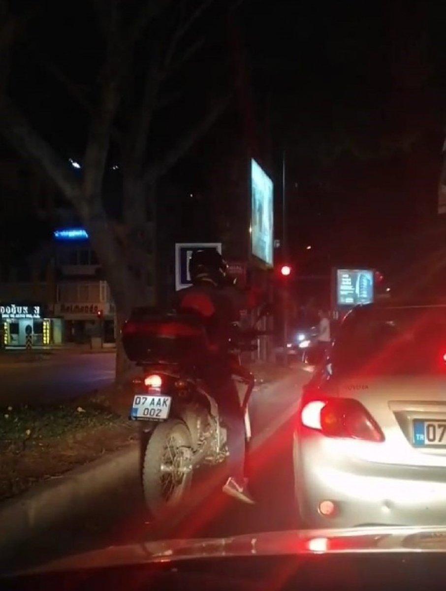 Antalya'da kırmızı ışıkta dans eden motosikletli kamerada