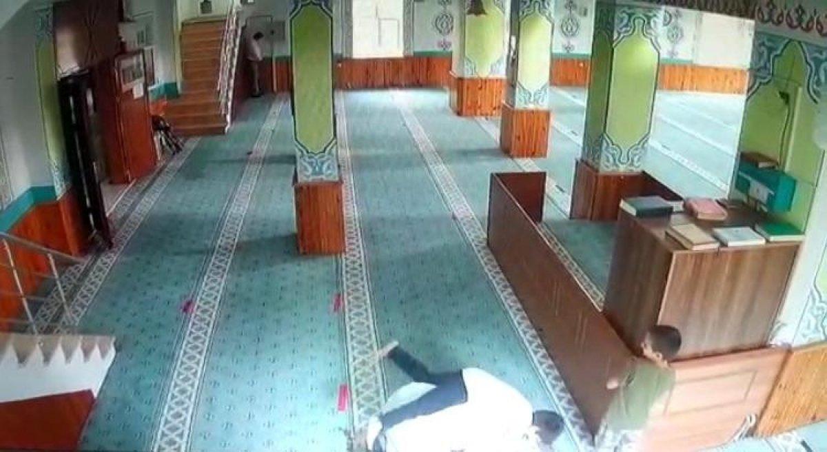 İstanbul'da camiye giren çocukların imam ile oyunu