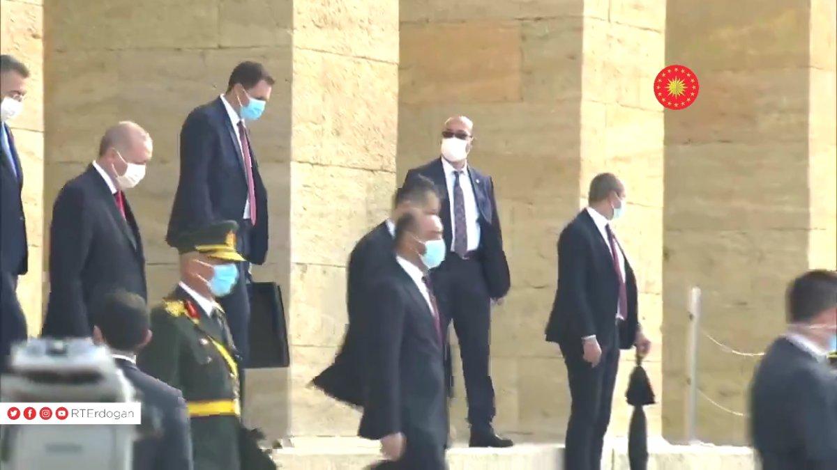 Cumhurbaşkanı Erdoğan'a Anıtkabir'de sevgi seli