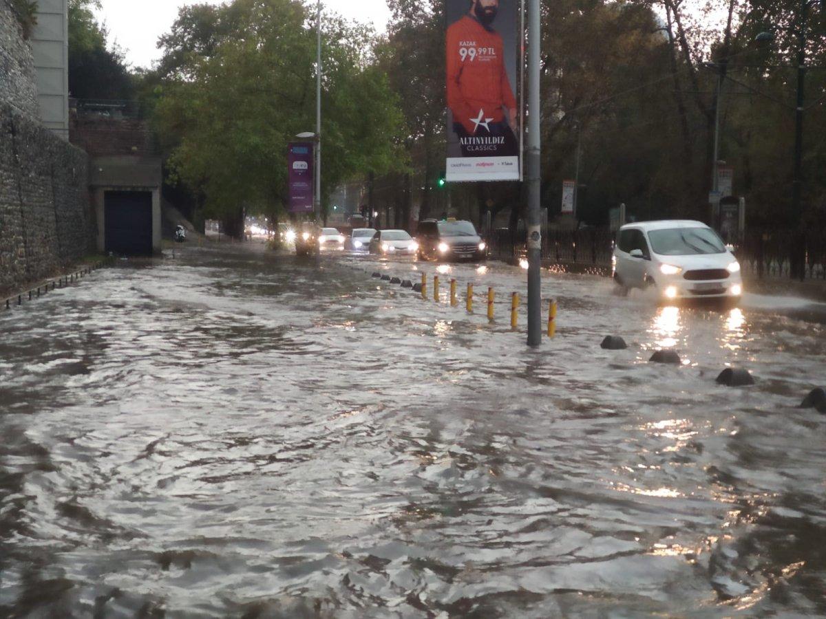 İstanbul'da şiddetli yağış: Büyükçekmece, Eyüp ve Karaköy alt geçitlerini su bastı