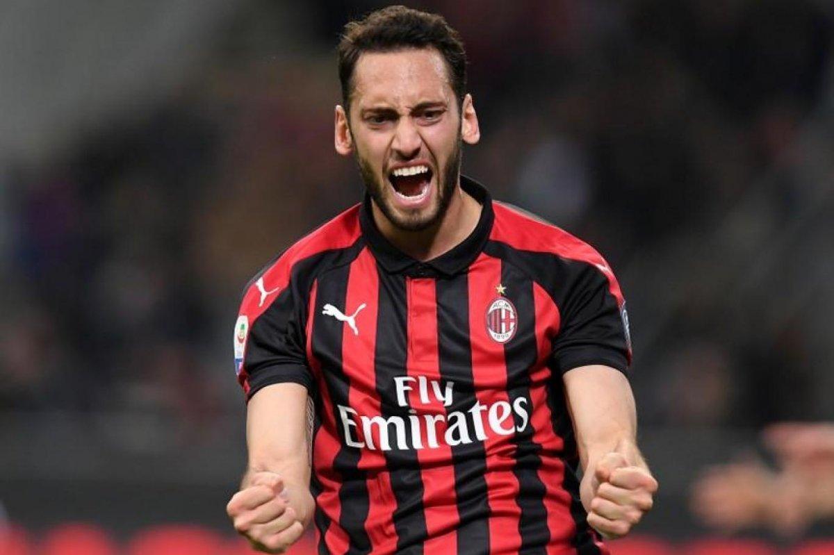 Daily Mirror: Manchester United, Hakan Çalhanoğlu'nun peşinde