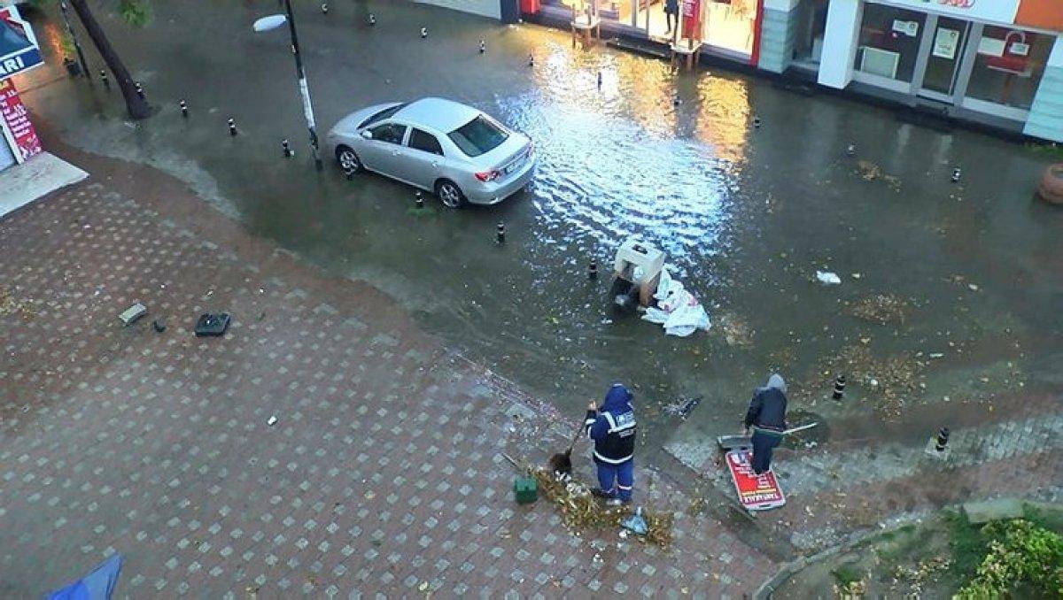 İstanbul'da şiddetli yağış: Büyükçekmece, Eyüp ve Karaköy alt geçitlerini su bastı