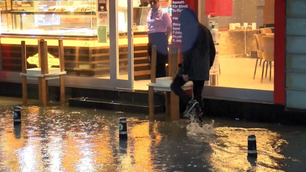 İstanbul'da şiddetli yağış: Büyükçekmece, Eyüp ve Karaköy alt geçitlerini su bastı