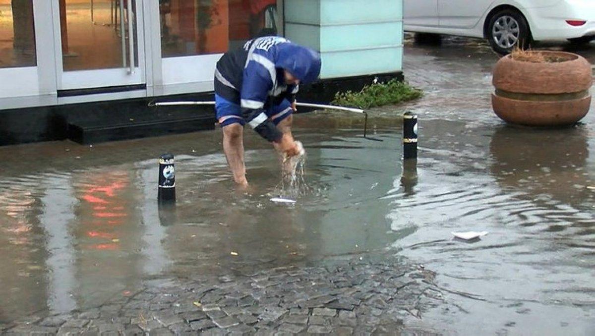 İstanbul'da şiddetli yağış: Büyükçekmece, Eyüp ve Karaköy alt geçitlerini su bastı