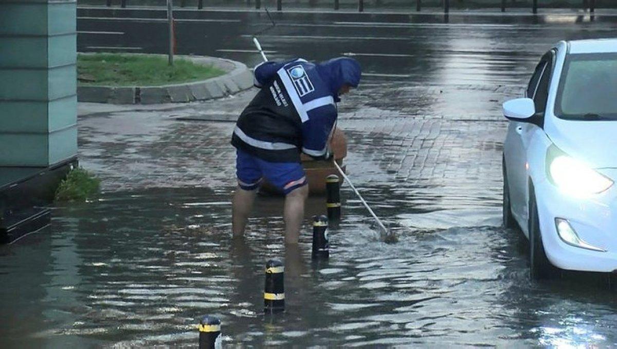 İstanbul'da şiddetli yağış: Büyükçekmece, Eyüp ve Karaköy alt geçitlerini su bastı
