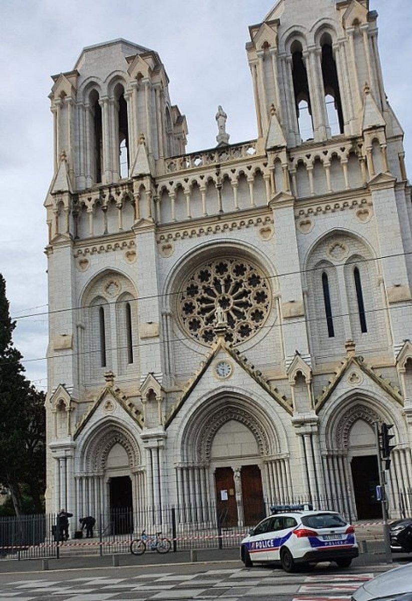 Fransa'da kilise yakınında bıçaklı saldırı