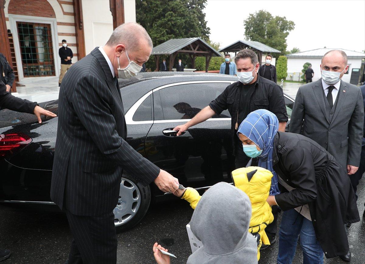 Cumhurbaşkanı Erdoğan cuma namazını Kerem Aydınlar Camii'nde kıldı