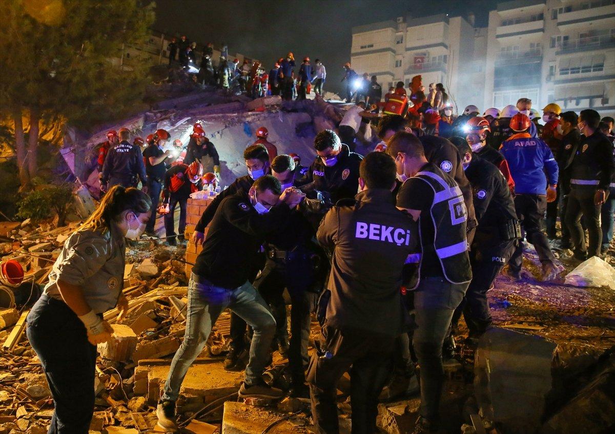 Enkaz altından 6 saat sonra bir kişi canlı kurtarıldı