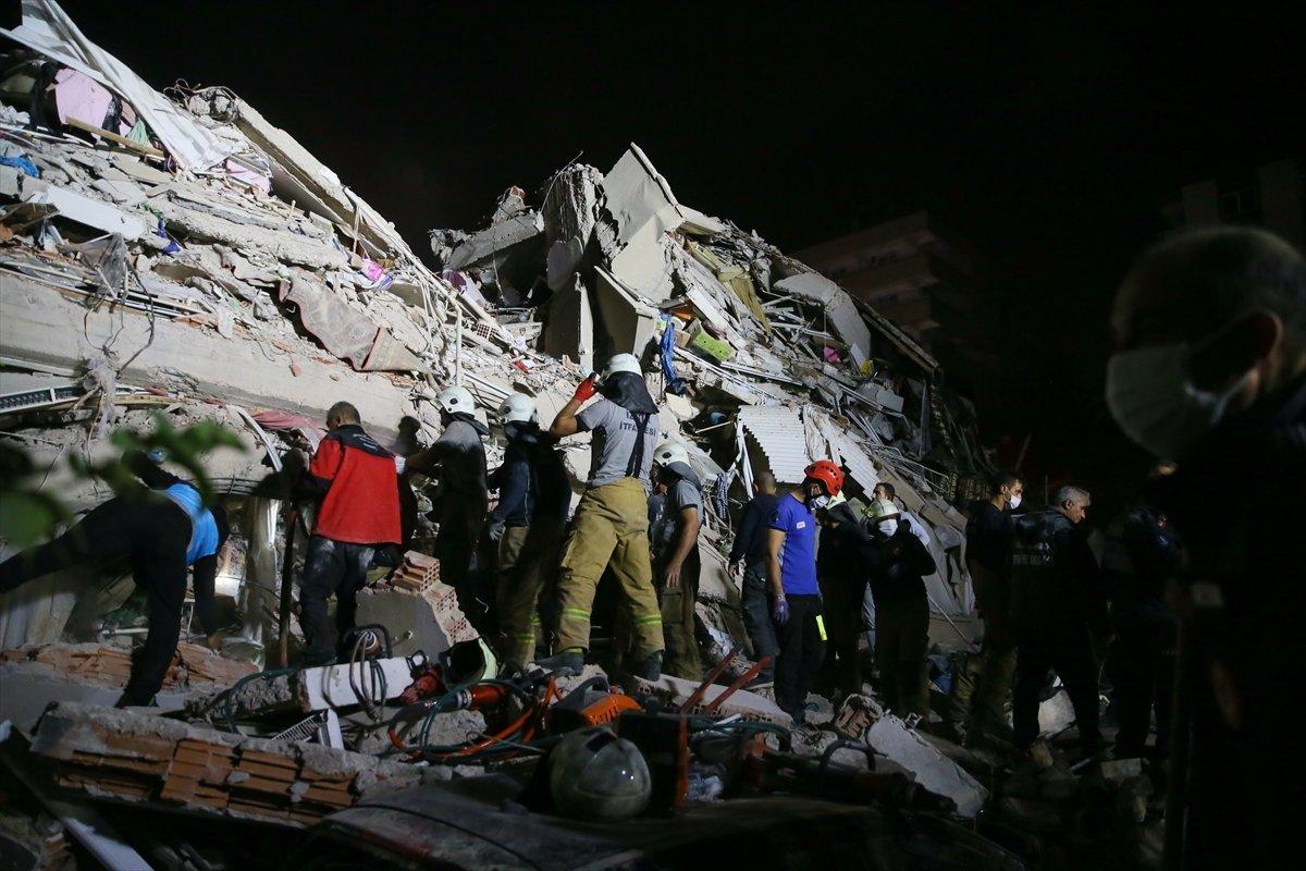 Enkaz altından 6 saat sonra bir kişi canlı kurtarıldı