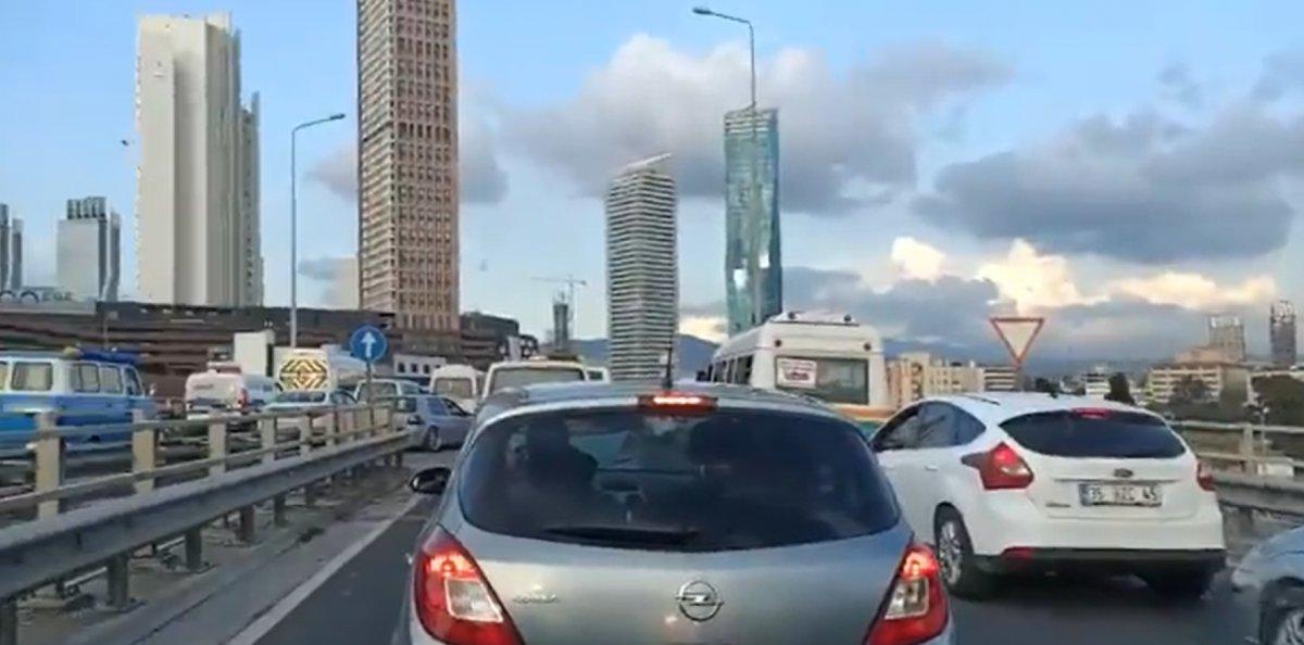 İzmir'de deprem sonrası trafik kilitlendi