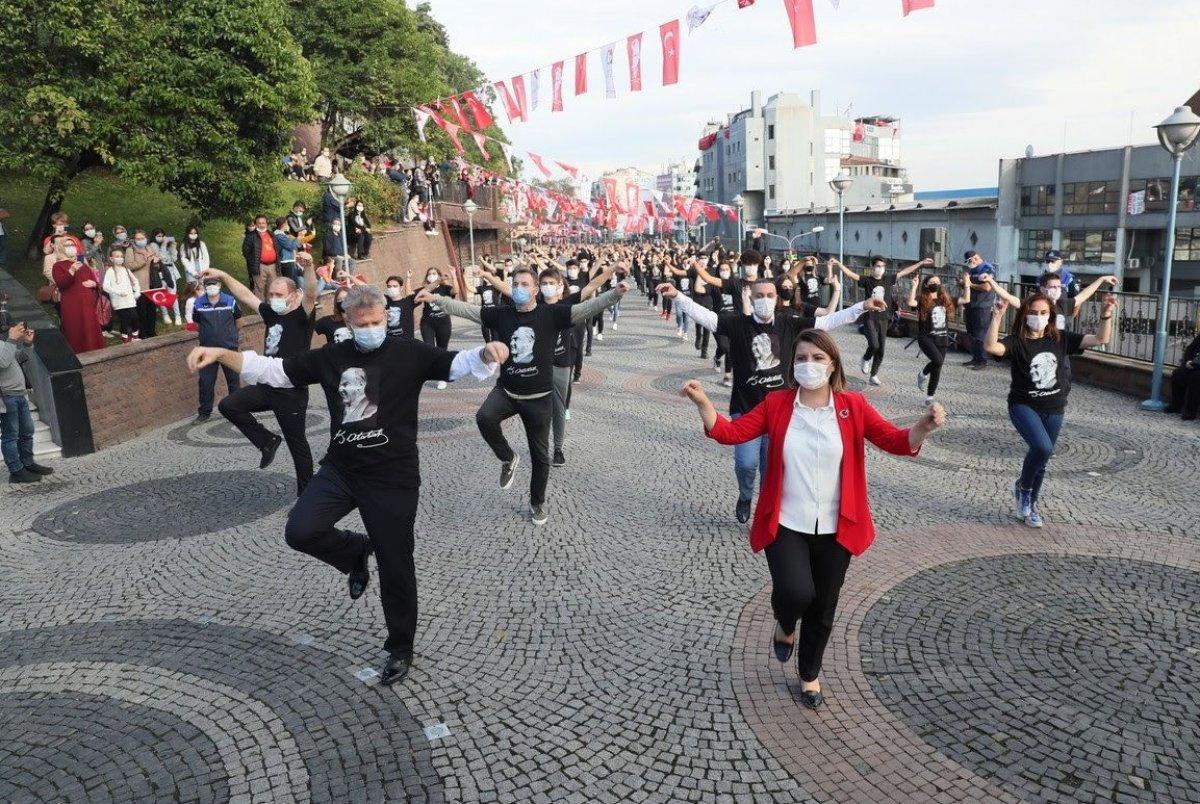 İzmit'te bin kişi aynı anda zeybek oynadı