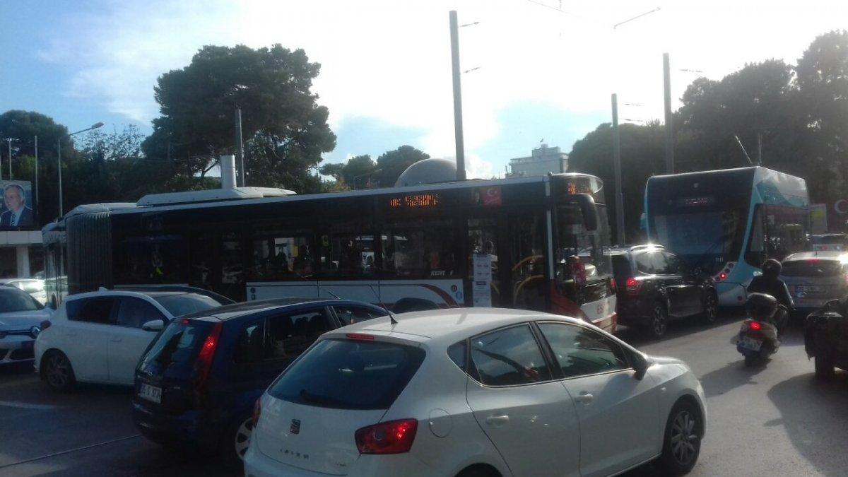 İzmir'de deprem sonrası trafik kilitlendi