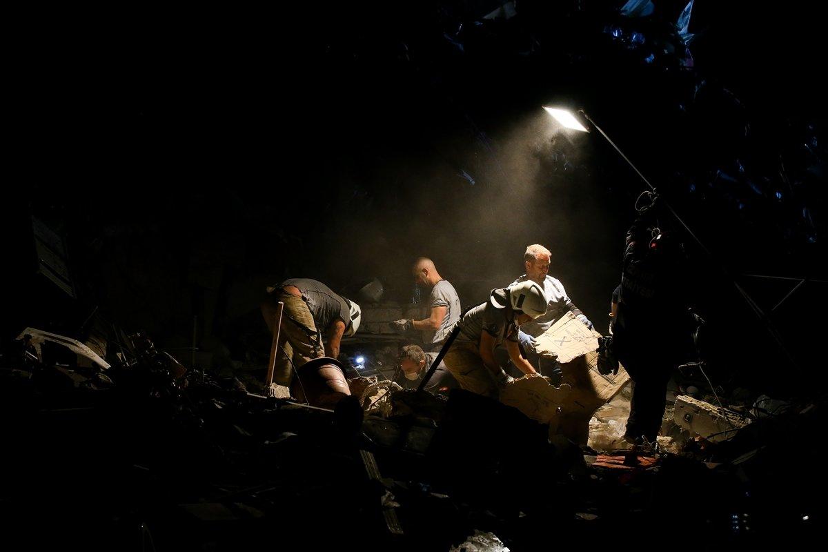 Enkaz altından 6 saat sonra bir kişi canlı kurtarıldı