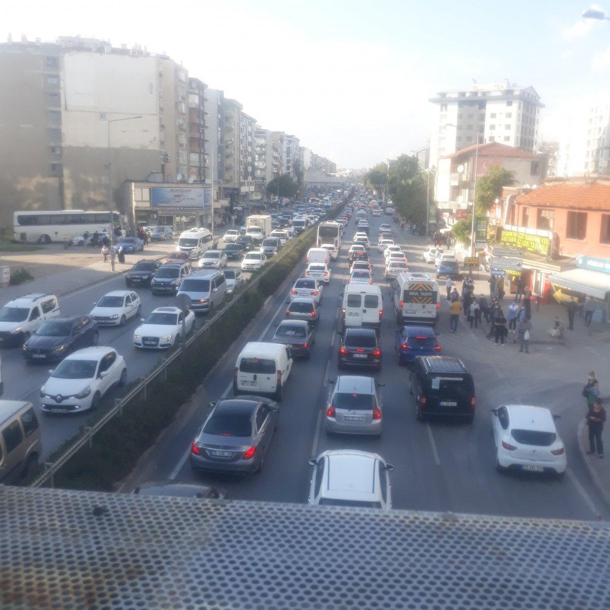 İzmir'de deprem sonrası trafik kilitlendi