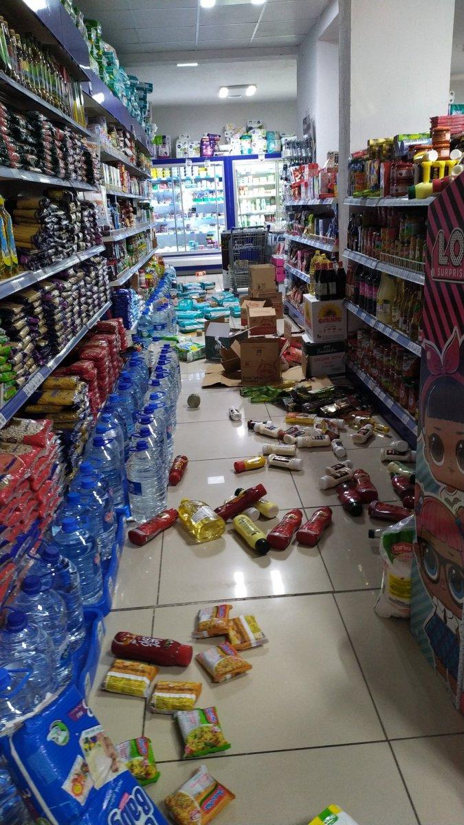 İzmir'de şiddetli deprem sonrası binalar yıkıldı