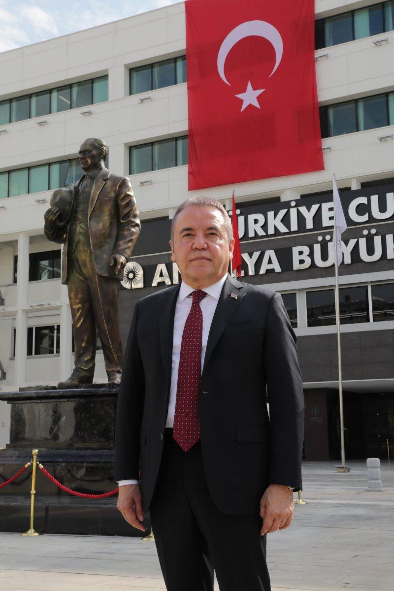 Muhittin Böcek belirli düzeyde ağızdan beslenmeye başladı