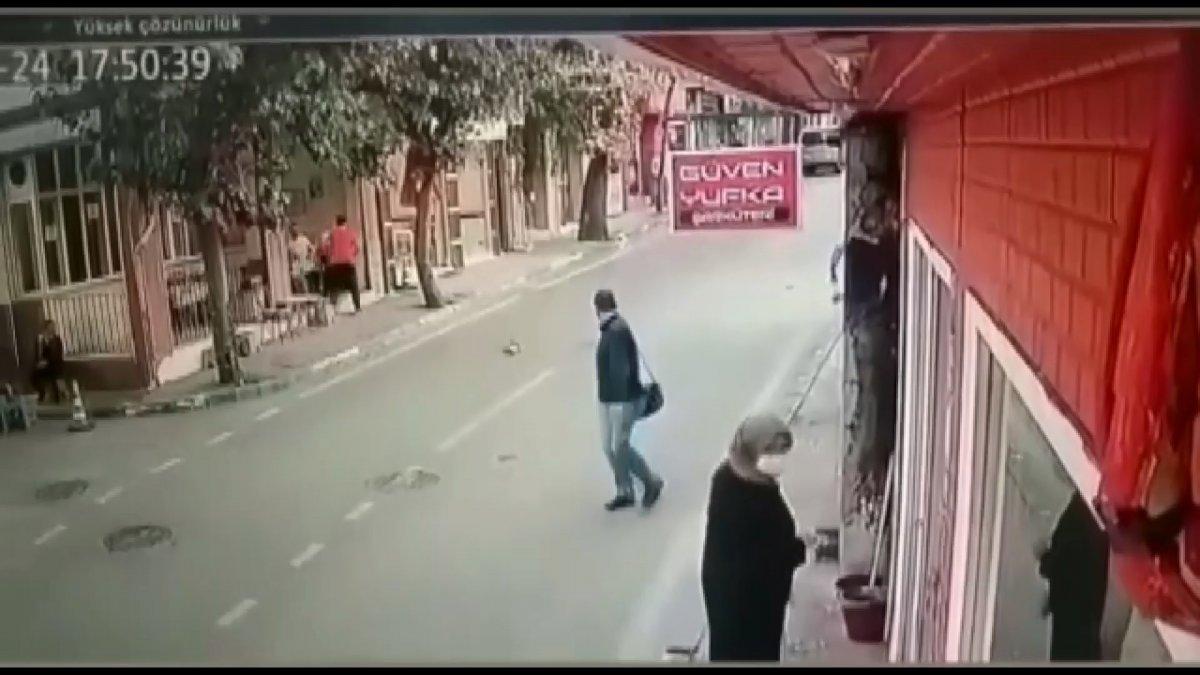 Bursa'da kediyi ezerek öldürdü: Arkasına bile bakmadı