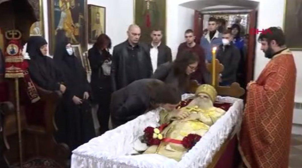 Karadağ'da koronavirüsten ölen başpiskopos öpülerek uğurlandı