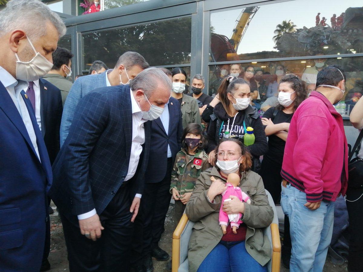 İzmir'de, 4 kızı enkaz altında kalan Nilay Yücel'in bekleyişi