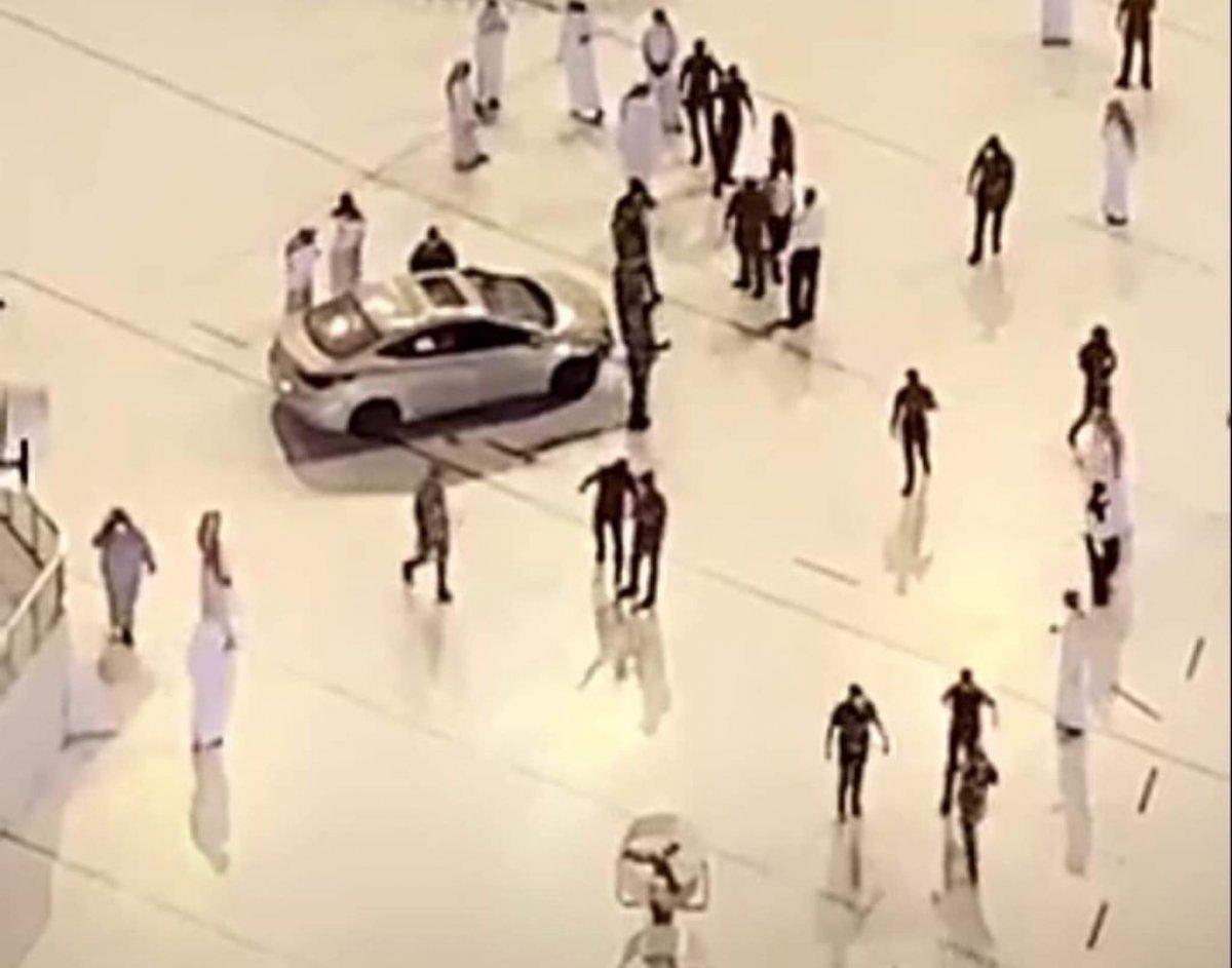 Mekke’de bir otomobil Harem-i Şerif’in avlusuna daldı