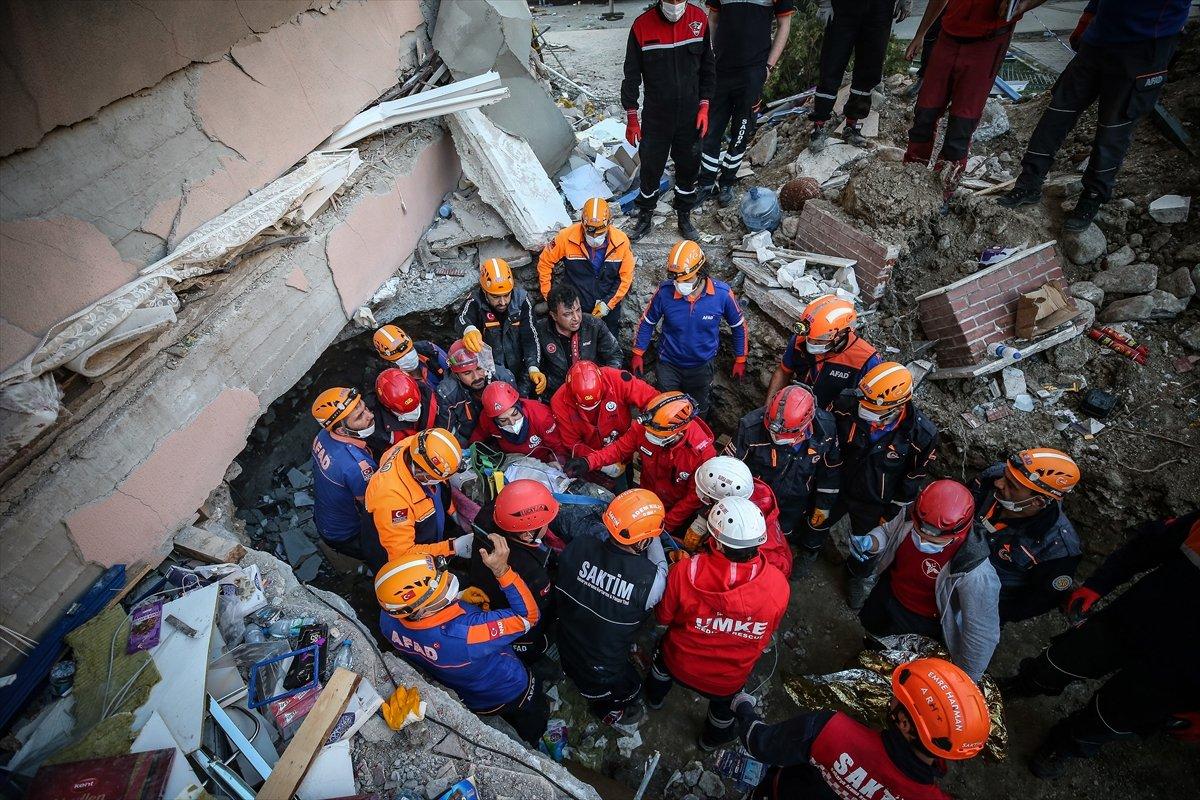 İzmir'de enkazdan bir kişi daha sağ olarak kurtarıldı