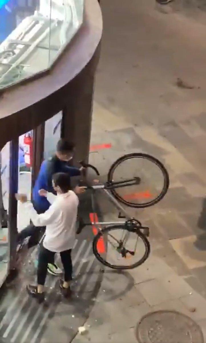 İspanya'da yasakları protesto eden göstericiler mağazaları yağmaladı